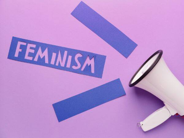 Feminizm w dziennikarstwie: Jak kobiety wpływają na rozwój mediów i jakie wyzwania stoją przed nimi?