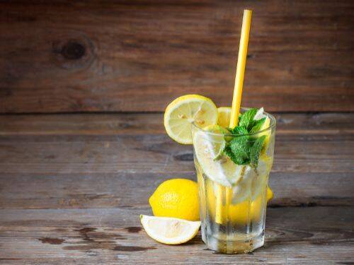 Woda z cytryną - prosty sposób na wzbogacenie diety